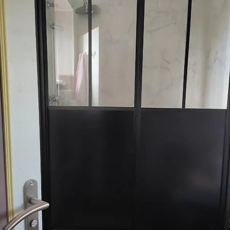 ゲストハウス Maison De Bourg Spacieuse Avec Terrasse 3*