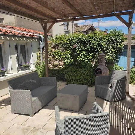 Maison De Bourg Spacieuse Avec Terrasse Palluau